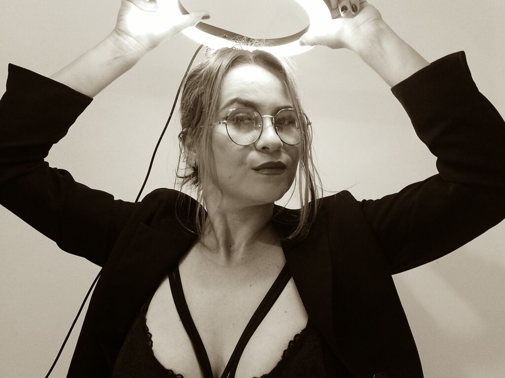 Scarlet Hanistom Picture